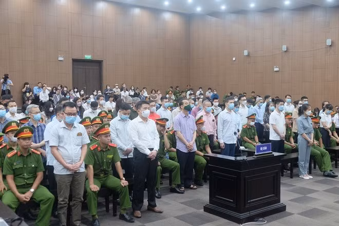 Các bị cáo tại phiên tòa xét xử vụ "chuyến bay giải cứu".