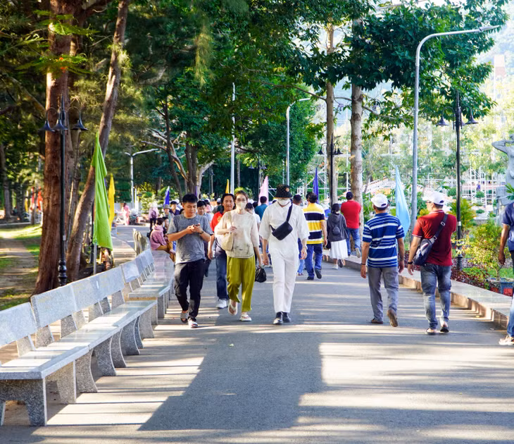Tháng 7, rất đông người dân, du khách ở mọi lứa tuổi, thành phần tới Nghĩa trang Hàng Dương tri ân các anh hùng liệt sĩ.
