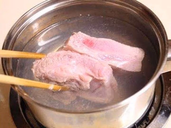 Có nên chần thịt qua nước sôi không là băn khoăn của nhiều người. (Ảnh: eva)