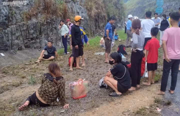Thời điểm xảy ra vụ tai nạn trên xe khách có nhiều hành khách, họ phải đập cửa kính để thoát ra ngoài, một số bị thương.