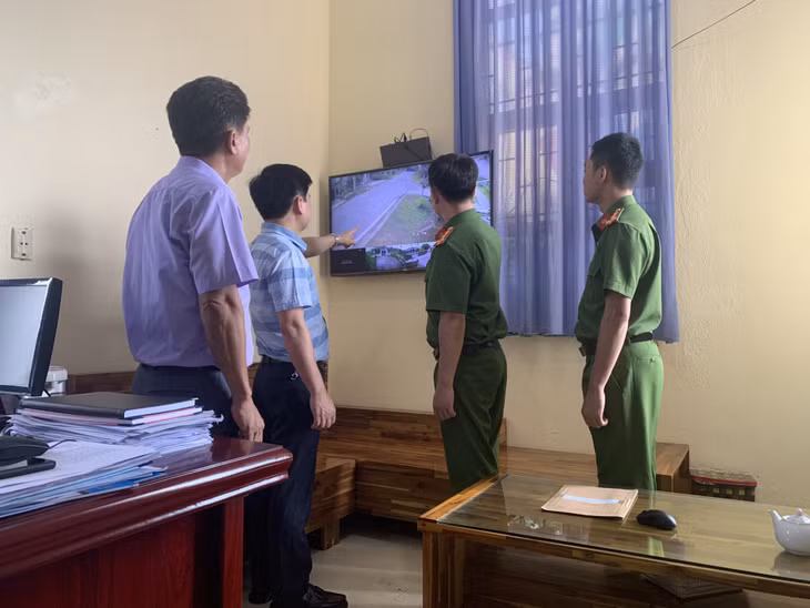 Chính quyền và Công an xã Tân Bình giám sát việc chấp hành pháp luật của nhân dân qua hệ thống camera an ninh.