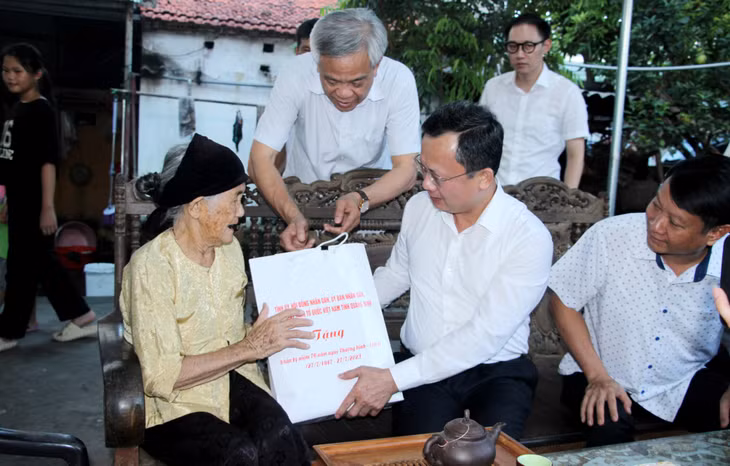 Đồng chí Cao Tường Huy, Quyền Chủ tịch UBND tỉnh, thăm hỏi, tặng quà bà Hoàng Thị Kiều là mẹ liệt sĩ, trú tại Khu 3, phường Hải Hòa.