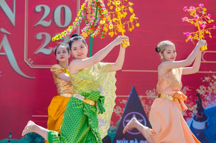 Màn biểu diễn múa Khmer phục vụ du khách tại núi Bà Đen, Tây Ninh. Tây Ninh là một trong những địa phương đón đông khách du lịch từ Campuchia. Ảnh: SG