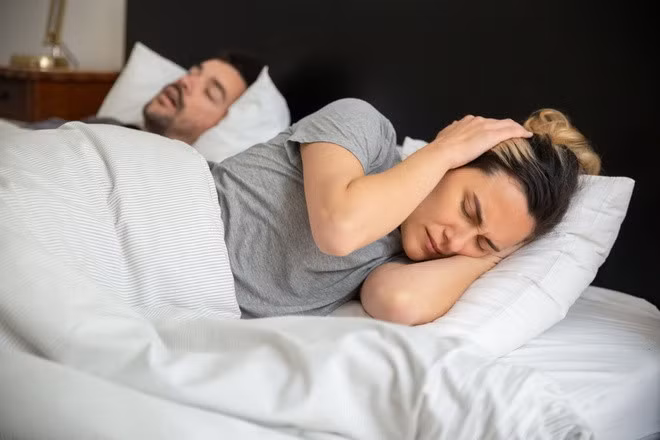 Tiếng ngáy to bất thường nghe như đang thở hổn hển hoặc nghẹt thở cũng là dấu hiệu cảnh báo bất thường. Ảnh: Pexels.