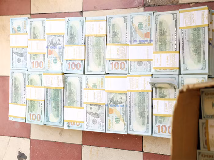 Số tiền giả thu giữ trong vụ án.