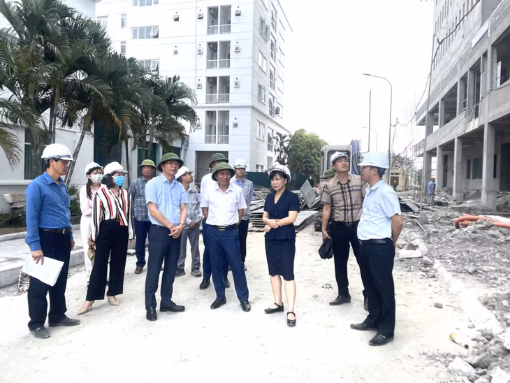 Đoàn giám sát của Ban Kinh tế - Ngân sách HĐND tỉnh giám sát tại công trình nâng cấp, mở rộng Bệnh viện Phổi Quảng Ninh, tháng 5/2023. Ảnh: Thu Trang