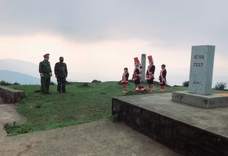 Công an huyện Bình Liêu phối hợp lực lượng Bội đội Biên phòng tuyên truyền cho nhân dân về bảo vệ đường biên, cột mốc, xây dựng đường biên giới hoà bình, hữu nghị. Ảnh: Cơ quan Công an cung cấp.