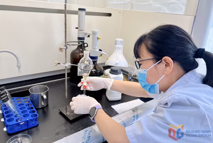 Cán bộ Phòng Kỹ thuật hình sự (Công an tỉnh) giám định ma túy.