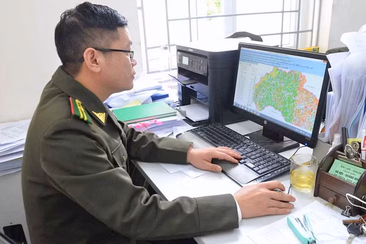 Cán bộ Chi cục Kiểm lâm tỉnh Quảng Ninh sử dụng CSDL 3 loại rừng và quản lý tài nguyên rừng, diễn biến rừng tích hợp vào bản đồ đất đai để hỗ trợ công tác quản lý rừng trên địa bàn tỉnh.