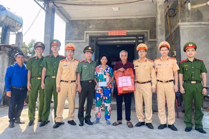 Đoàn Thanh niên Công an TP Móng Cái thăm, tặng quà gia đình chính sách nhân ngày 27/7.