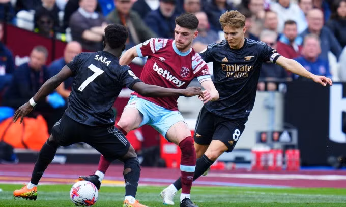 Rice đi bóng trước sự áp sát của Saka và Odegaard (số 8) trong trận West Ham ngược dòng, cầm hòa Arsenal 2-2 tại Ngoại hạng Anh mùa vừa qua. Ảnh: Shutterstock
