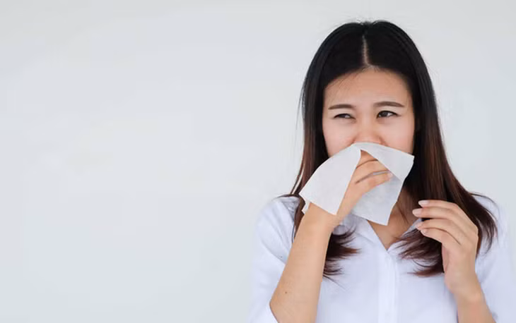 Mặc đồ ẩm lâu dễ sản sinh nấm Stachybotrys chartarum, gây nhiễm trùng cơ quan hô hấp.