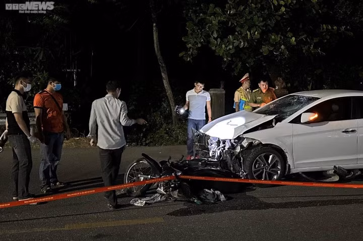 Lực lượng chức năng đang phong toả, khám nghiệm hiện trường. (Ảnh: Nguyễn Vương)