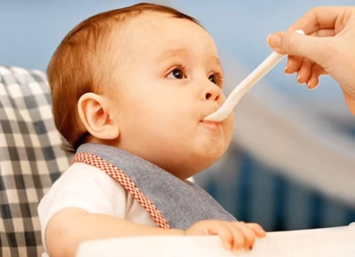 Nên cho trẻ ăn thức ăn lỏng, thức ăn mềm hơn bình thường để giảm kích thích ho và nôn. Ảnh minh họa