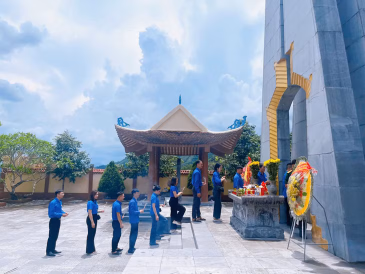 Huyện Đoàn Hải Hà tổ chức chương trình “Về nguồn” tại Đài tưởng niệm Pò Hèn (TP Móng Cái), tháng 7/2023.