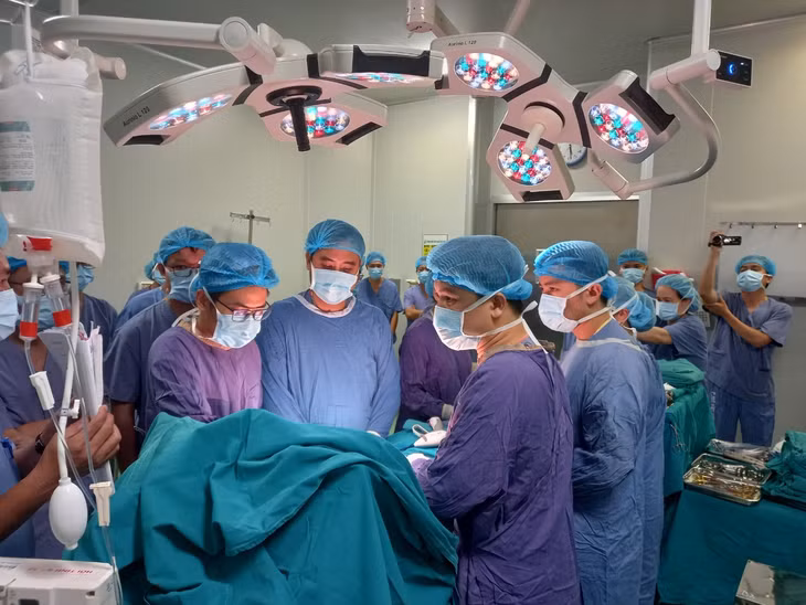 Các y bác sĩ Bệnh viện Việt Đức chuẩn bị lấy tạng hiến của anh T. - Ảnh: BVCC