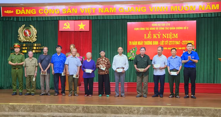 Cụm Công tác Đảng và công tác quần chúng số 2, C10 - Bộ Công an, trao quà tặng thương bệnh binh, gia đình chính sách.