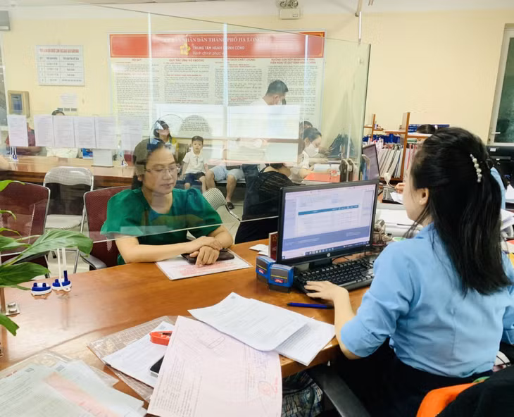 Người dân, doanh nghiệp thực hiện thủ tục đăng ký biến động quyền sử dụng đất tại Trung tâm Hành chính công TP Hạ Long. Ảnh do đơn vị cung cấp