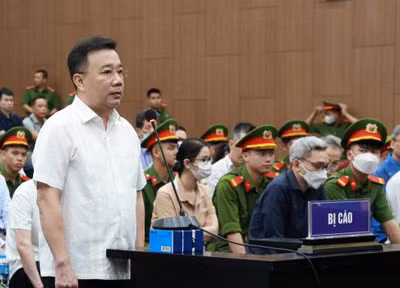 Cựu Phó Chủ tịch UBND TP Hà Nội Chử Xuân Dũng tại phiên toà vụ chuyến bay giải cứu. Ảnh: Việt Hùng