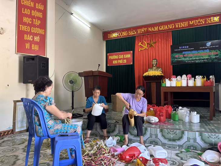 Bà Phạm Thị Hiền (bên phải) cùng các hội viên phụ nữ khu phố 2B (phường Cao Xanh, TP Hạ Long) biến rác thải nhựa thành những chậu trồng hoa.