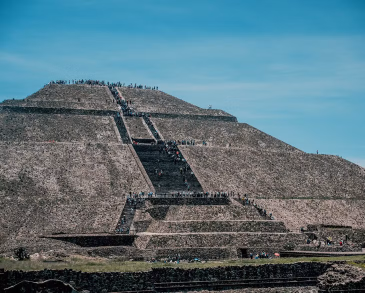 Kim tự tháp Mặt Trời, Mexico: Đây là kim tự tháp cổ đại của người Trung Mỹ nằm trong khu khảo cổ Teotihuacan, Mexico. Kim tự tháp này là một trong những cấu trúc lớn và nổi bật nhất trong trong các kim tự tháp ở Teotihuacan và là một trong những kim tự tháp lớn nhất thế giới. Công trình này được xây dựng vào khoảng năm 200 SCN. Kim tự tháp Mặt Trời có nhiều ý nghĩa văn hóa và biểu tượng. Nó được cho là có liên quan đến việc thờ cúng các vị thần liên quan đến mặt trời, chẳng hạn như thần Mặt Trời của người Mesoamerican, đóng vai trò trung tâm trong niềm tin tôn giáo và vũ trụ học của người Teotihuacan. Ảnh: Ruben Hanssen/Unsplash.