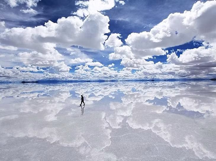 Vào mùa hè, Saler de Uyuni giống như một tấm gương khổng lồ phản chiếu bầu trời sau mỗi cơn mưa.