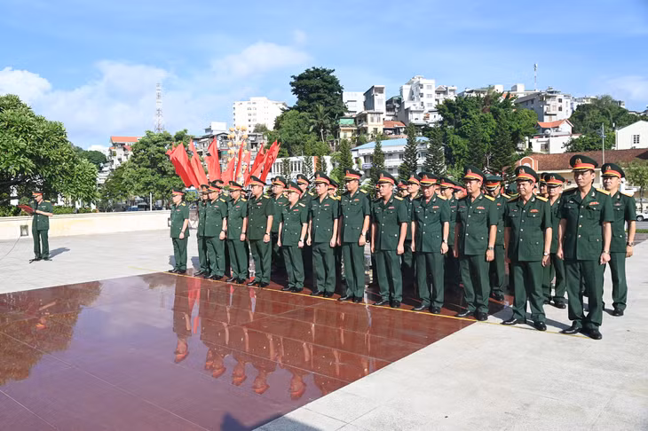 Đoàn đại biểu Đảng ủy, Bộ CHQS tỉnh Quảng Ninh dâng hương, đanh hoa tưởng niệm các Anh hùng liệt sĩ tại Đài tưởng niệm các Anh hùng liệt sĩ TP Hạ Long.