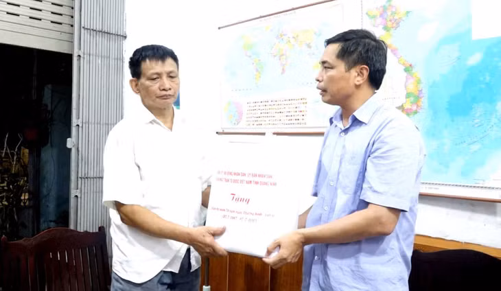 Phó Chủ tịch UBND tỉnh Vũ Văn Diện thăm, tặng quà gia đình ông Bùi Văn Vinh, bố liệt sĩ (khu 10B, phường Quang Hanh), tháng 7/2023. Ảnh: Thùy Dung (CTV)