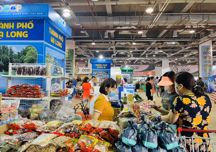 Khách hàng tham quan, mua sắm tại Hội chợ OCOP Quảng Ninh - Hè 2023.