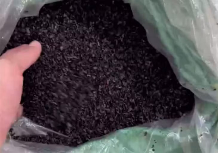 Một mẫu cà phê giả được thu giữ (Ảnh CA cung cấp).