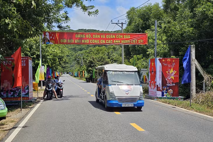 Côn Đảo những ngày tháng 7 rực rỡ băng rôn, cờ, hoa rực rỡ chào mừng kỷ niệm Ngày Thương binh-Liệt sĩ.