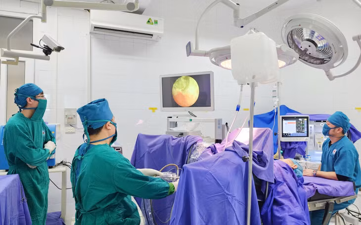 Bác sĩ Trung tâm Y tế huyện Vân Đồn thực hiện ca mổ nội soi cắt, đốt u xơ tuyến tiền liệt bằng laser cho người bệnh.