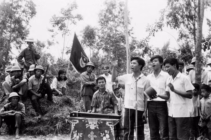 Tiếng hát át chiến tranh. Bức ảnh chụp đoàn văn công xung kích của thanh niên Quảng Ninh đang biểu diễn tại Pò Hèn, cuối tháng 2-1979. Ảnh Trương Thái