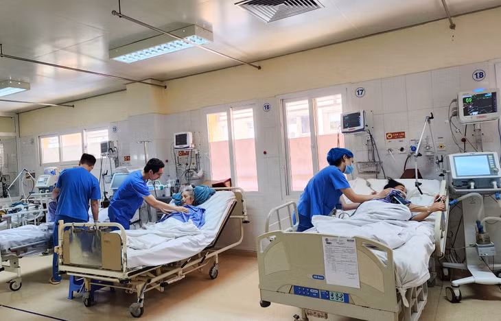 Bác sĩ Khoa Hồi sức tích cực nội (Bệnh viện Việt Nam - Thụy Điển Uông Bí) điều trị cho người bệnh.