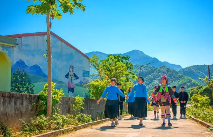 Người dân xóm họ Đặng du Xuân