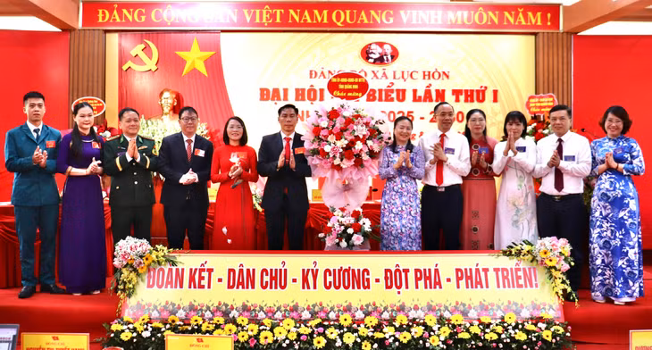 Đồng chí Vi Ngọc Bích, Ủy viên Ban Thường vụ Tỉnh uỷ, Phó Chủ tịch Thường trực HĐND tỉnh, tặng hoa chúc mừng đại hội.