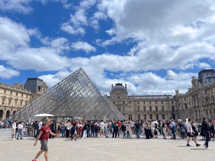 Sân viện bảo tàng Louvre - viện bảo tàng lớn nhất thế giới