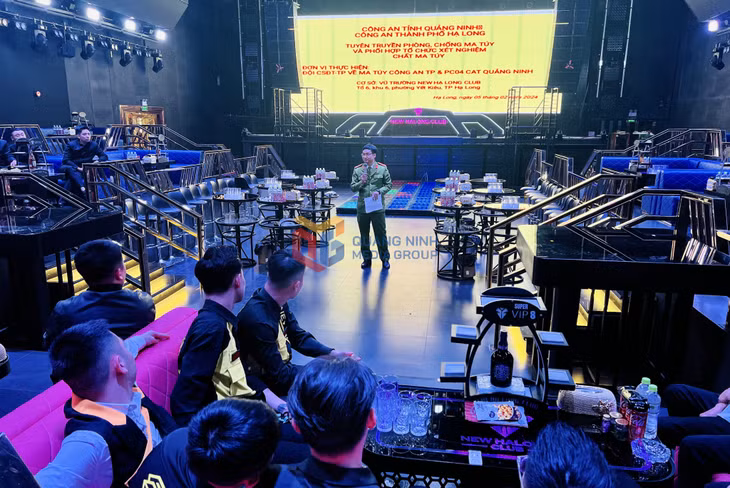 Công an TP Hạ Long tổ chức tuyên truyền phòng, chống ma túy tại vũ trường New Hạ Long Club. Ảnh: Hằng Ngần