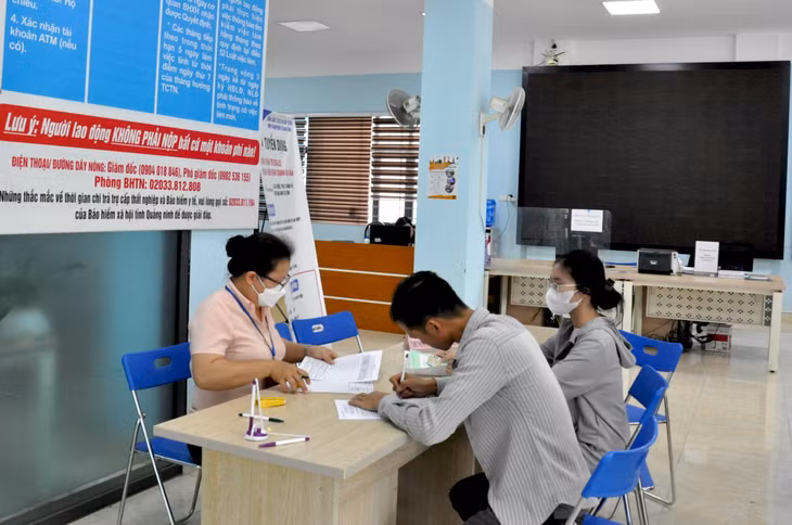 Nhân viên Trung tâm Dịch vụ việc làm tỉnh hỗ trợ người lao động làm thủ tục hưởng chế độ bảo hiểm thất nghiệp.