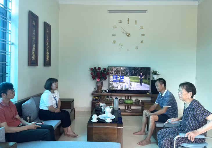 Cán bộ Phòng QLĐT thành phố và phường Cẩm Trung thăm gia đình bà Phạm Thị Loan, vợ liệt sĩ (khu 1A) trong ngôi nhà mới được thành phố hỗ trợ xây dựng.