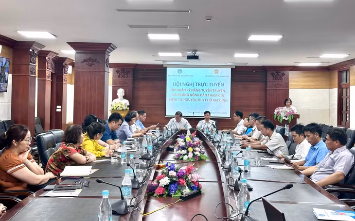 Hội Nông dân tỉnh phối hợp với Bảo hiểm xã hội tỉnh tổ chức hội nghị trực tuyến tập huấn kỹ năng tuyên truyền, vận động nông dân tham gia BHXH tự nguyện, BHYT trên địa bàn. Ảnh: Nguyễn Nam (CTV)