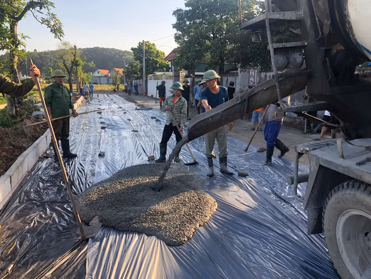 Nhân dân khu phố Bình Lục Hạ, phường Hồng Phong, TX Đông Triều hưởng ứng làm đường, chỉnh trang khu dân cư. Ảnh: Nhân vật cung cấp