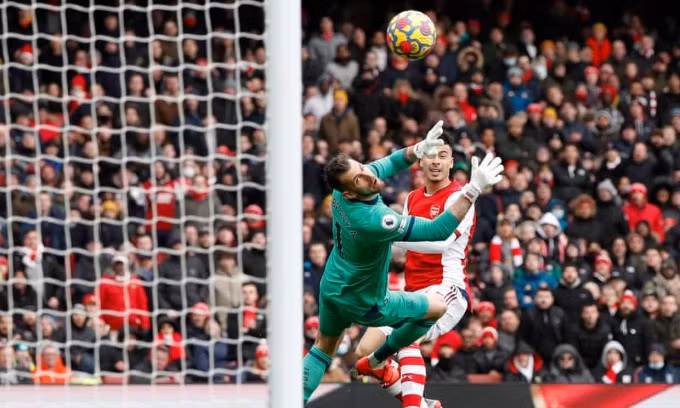 Cú sút từ góc hẹp của Martinelli, ấn định thắng lợi 2-0. Ảnh: Reuters