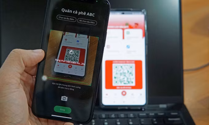 Chủ địa điểm có thể dùng PC-Covid để quét mã QR của người dùng VNeID. Ảnh: Lưu Quý