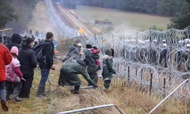 Người di cư tập trung ở khu vực biên giới Belarus-Ba Lan, ngày 8/11. (Ảnh: Leonid Shcheglov/Belta/AFP/Getty Images)
