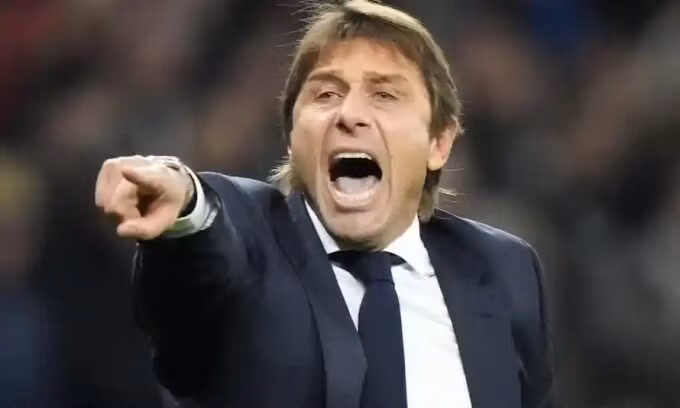 Conte hưởng niềm vui chiến thắng trong trận ra mắt CLB mới. Ảnh: AP.