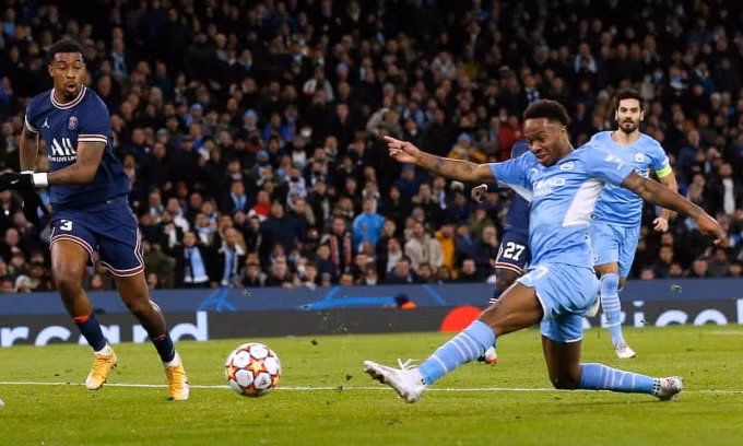 Sterling đệm bóng gỡ hoà 1-1. Ảnh: Reuters