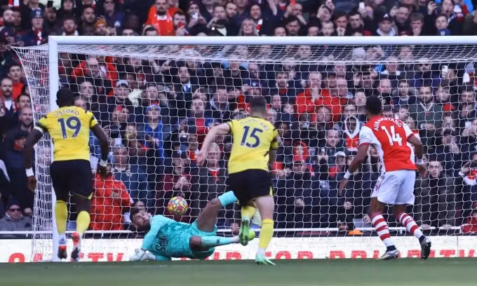 Forster cản pha đá phạt đền của Aubameyang. Ảnh: Reuters.