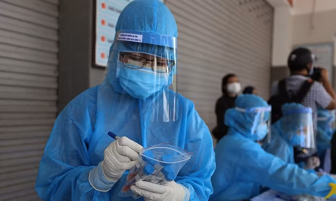 Lấy mẫu xét nghiệm SARS-CoV-2. (Ảnh minh hoạ: SKĐS)