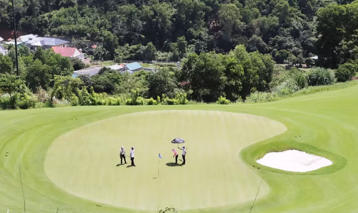 Khách du lịch trải nghiệm chơi Golf tại Quần thể du lịch nghỉ dưỡng FLC Hạ Long.